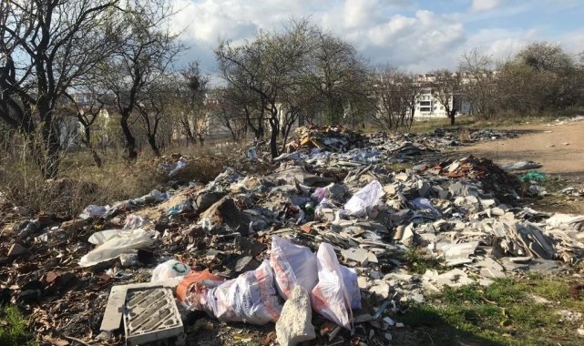 Moloz ve inşaat yığınlarının çirkin görüntüsü