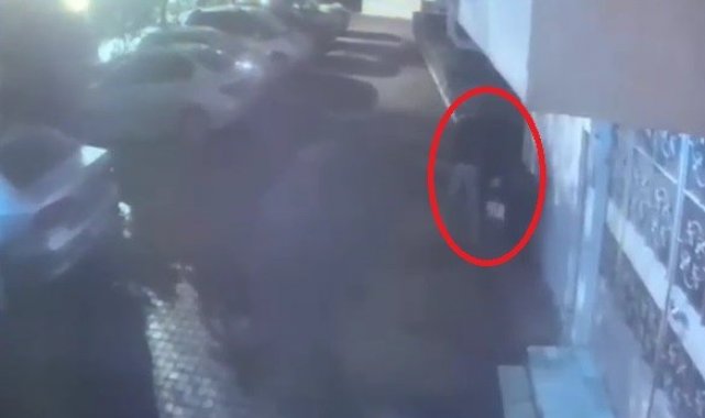 Motorun kilidini açamayınca deliye döndüler, bu anlar güvenlik kameralarına yansıdı