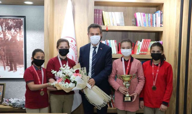 Müdür Aslan, şampiyon takımı tebrik etti