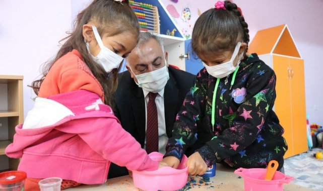 Müdür Gönen, minik öğrencilerin resim sergisine katıldı