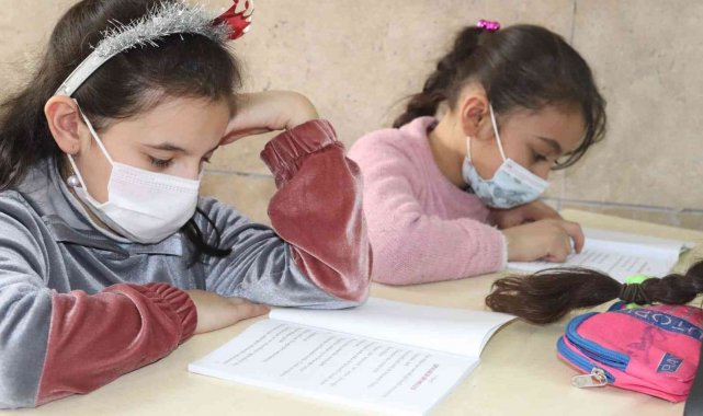 Mülteci çocuklarına okuma etkinliği