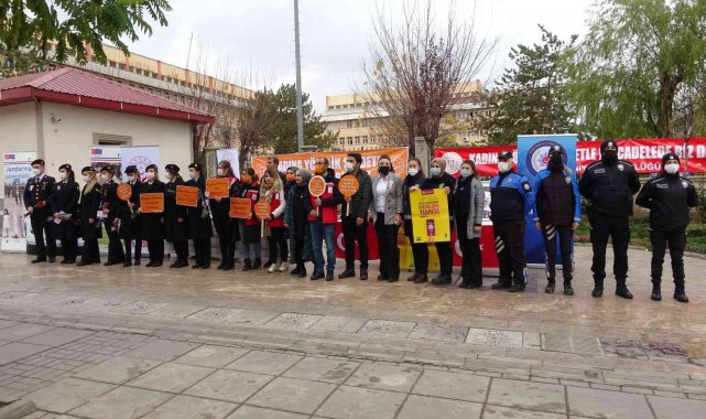 Muş'ta güvenlik güçleri kadınlara KADES'i tanıttı