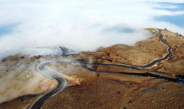 Muş&#039;ta karlı dağlarla birleşen sis bulutları kartpostallık görüntüler oluşturdu