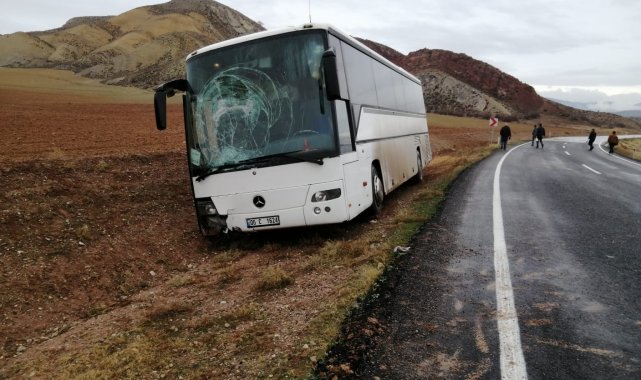 Nallıhan&#039;da işçi taşıyan bir otobüs şarampole uçtu