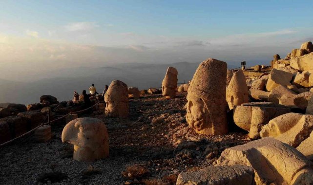 Nemrut Dağı sezonun son turistlerini ağırlıyor