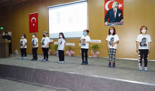 Öğrenciler "Anlat bana öğretmenim" şarkısını işaret diliyle seslendirdi