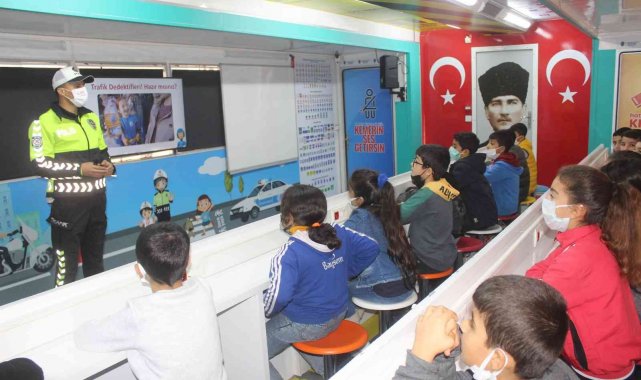 Öğrenciler trafik kurallarını öğreniyor