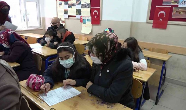 Öğrenciler ve veliler aynı sırada sınava girdi