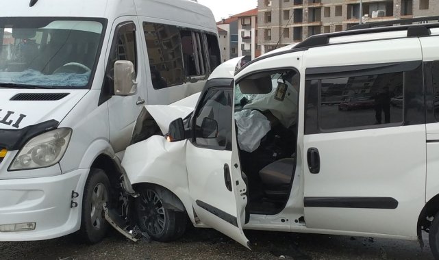 Öğrencileri taşıyan minibüs kazaya karıştı: 11 yaralı