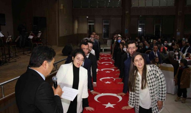 Öğretmen adayları bayrak üzerine yemin ettiler