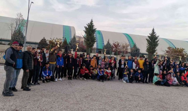 Öğretmenler dart ve bocce turnuvasında stres attı