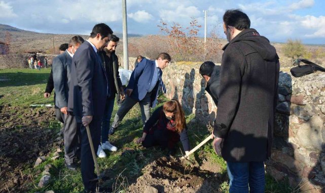Öğretmenler fidanları toprakla buluşturdu