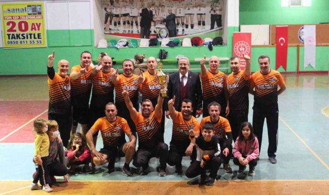 Öğretmenler Günü'ne özel voleybol turnuvasında şampiyon Salihli Merkez Anadolu Lisesi oldu