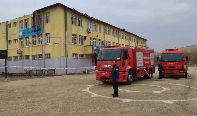 Okul çatısı alev alev yandı, kimsenin olmaması faciayı önledi