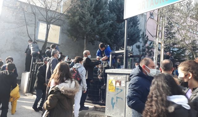 Okul girişindeki otomatik kapı paniğe sebep oldu