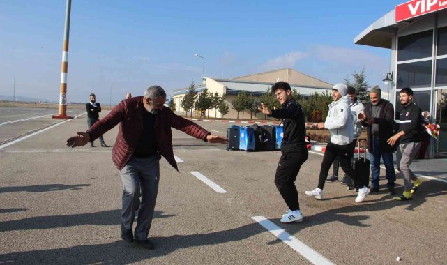 Olimpiyat kotası alan Furkan, başarısını davul zurna eşliğinde oynayarak kutladı