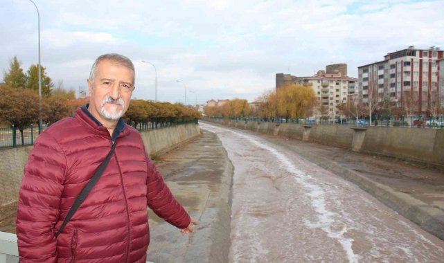 Oltu Çayı'nda ilginç köpürme korkutuyor