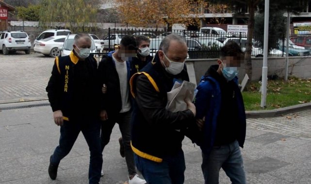 Önce kameraya sonra polise yakalandılar