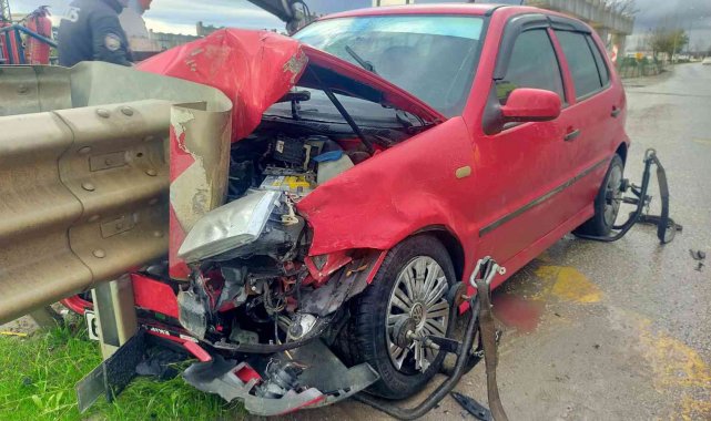 Otomobil bariyerlere ok gibi saplandı, ölümden döndüler