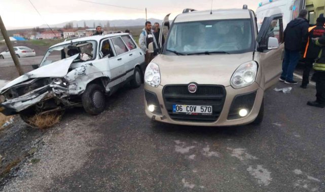 Otomobil ile hafif ticari araç çarpıştı: 3 yaralı