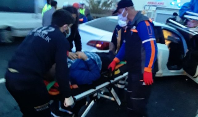 Otomobil kamyonete arkadan çarptı: 5 yaralı