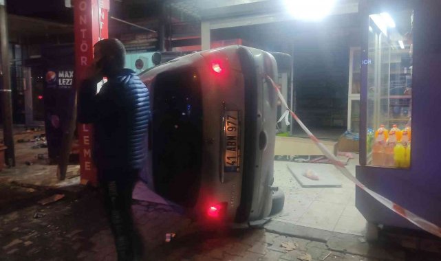 Otomobilin markete daldığı o anlar güvenlik kameralarına böyle yansıdı