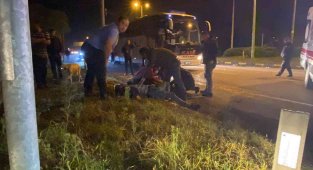 Otomobille çarpışan motosikletli iki genç metrelerce savruldu: 2 yaralı