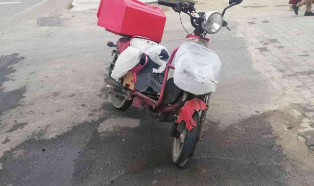Paket servis motosikletiyle otomobil çarpıştı: 1 yaralı