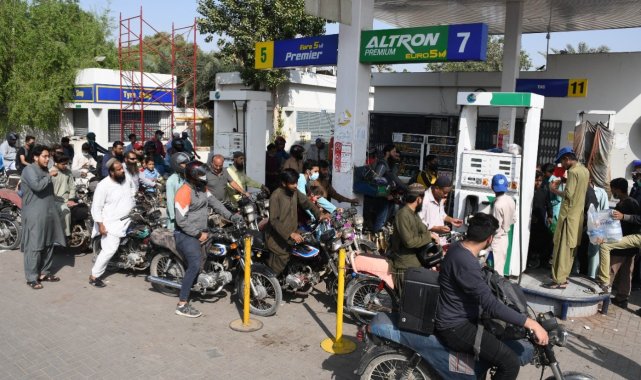 Pakistan'da akar yakıt istasyonları önünde uzun kuyruklar oluştu