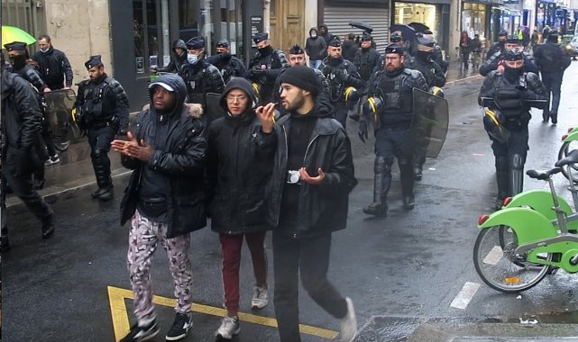 Paris'te faşizm ve İslamofobi karşıtı yürüyüş düzenlendi