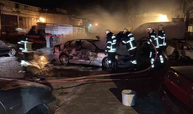 Park halindeki araç alev aldı