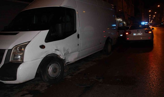 Park halindeki araca çarpıp kaçtılar