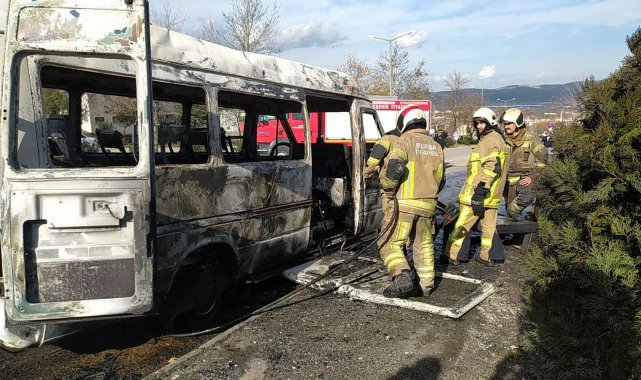 Park halindeki minibüs alevlere teslim oldu