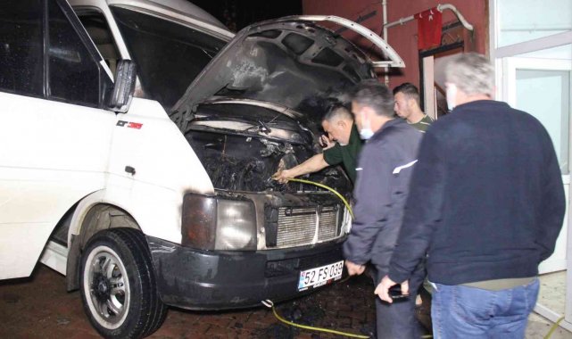 Park halindeki minibüsün motor kısmı alevlere teslim oldu