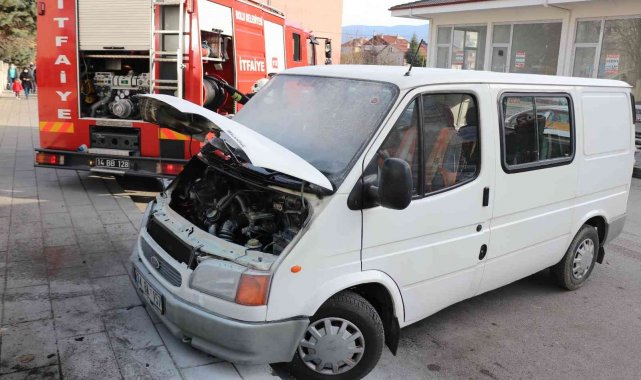 Park halindeyken yanan minibüste maddi hasar oluştu