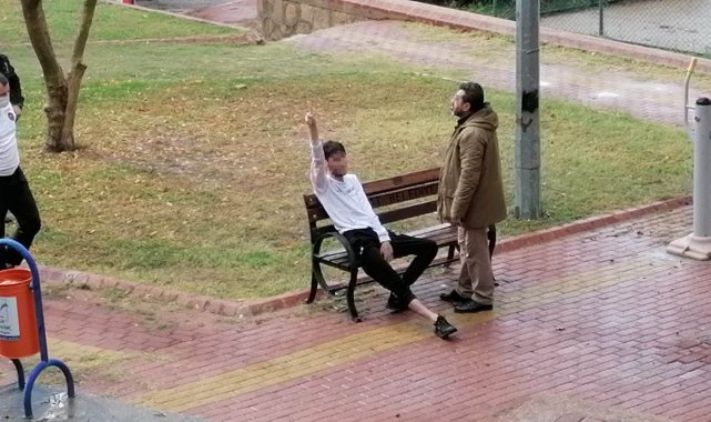 Parkta çakmak gazı kullanan gencin ibretlik hali