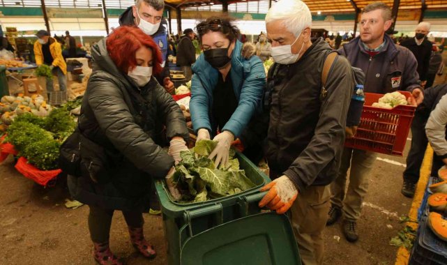 Pazardan topladıkları atıklardan kompost yapmayı öğrendiler