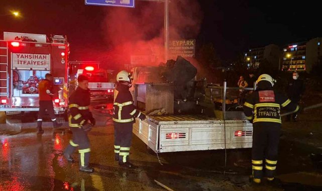 Pikapta yüklü mobilya malzemeleri tutuştu