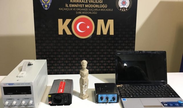 Polisin gözünden kaçmadı, araç motorundan tarih çıktı: Kadın ve çocuk figürlü heykel ele geçirildi