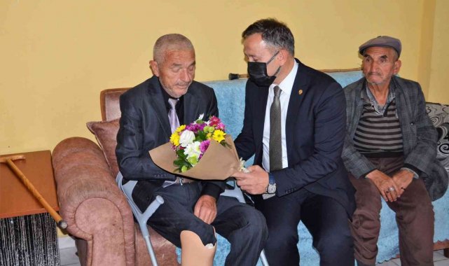 Polisler emekli öğretmenleri günlerinde unutmadı