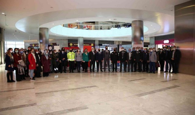 Polisler kadınlara KADES'i tanıttı
