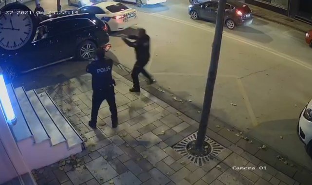 Polislerin silah çekerek etkisiz hale getirdiği magandaların kaza anı güvenlik kamerasına yansıdı