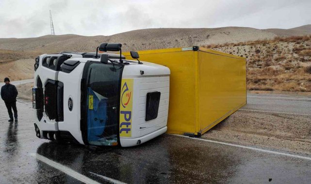 PTT kargoya ait kamyon devrildi: 1 yaralı