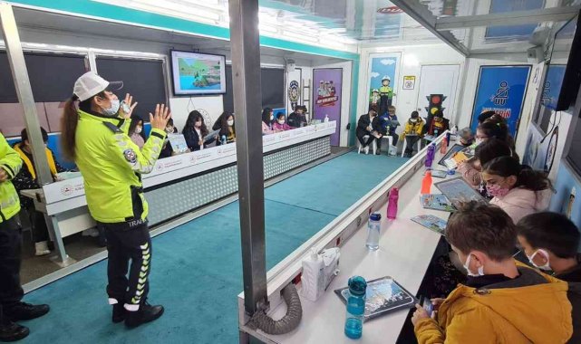 "Mobil Trafik Eğitim Tırı" ile öğrencilere trafik kuralları öğretiliyor