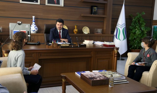 Rektör Sarıbıyık, minik öğrencilerin sorularını cevaplandırdı