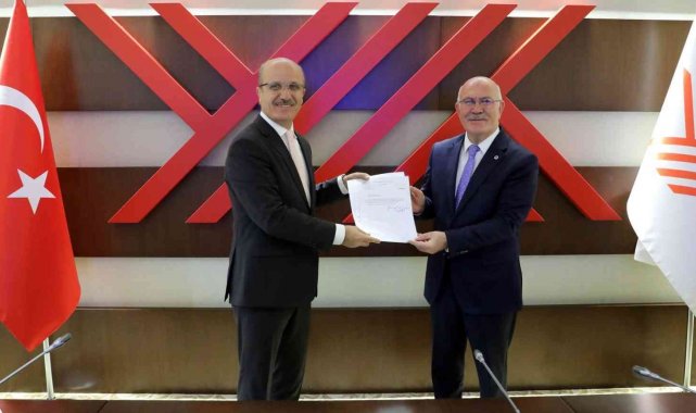 Rektör Savaş mazbatasını aldı