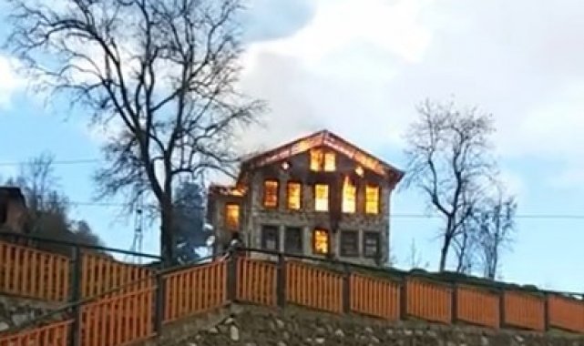 Rize'de tarihi konak yangında kül oldu