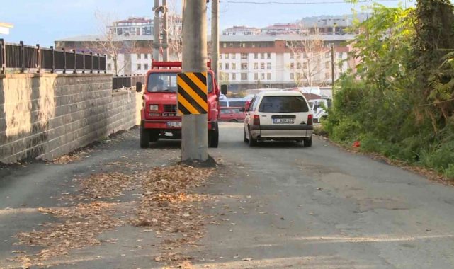 Rize'de yeni yol çalışmaları sonrasında yol ortasında kalan direkler dikkat çekmeye devam ediyor