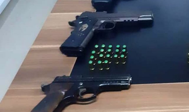 Ruhsatsız silah ve çok sayıda mermi ele geçirildi