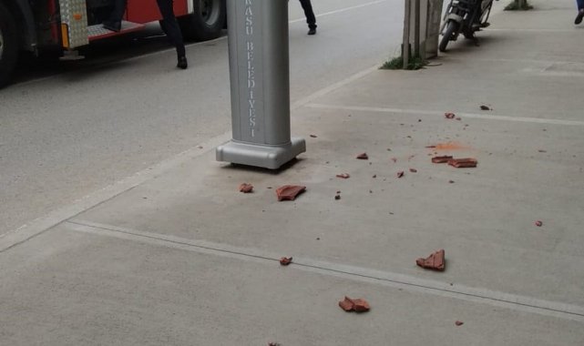 Rüzgar şiddetini artırdı, çatıdaki kiremitler yola düştü